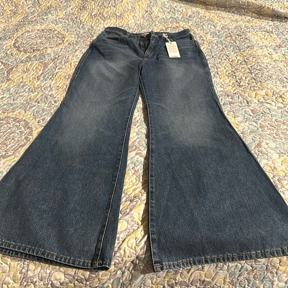 Wrangler 622. 29/32. NWT. High rise flare.